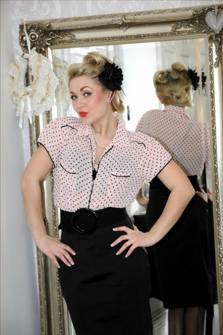 Solo model Lulu goes topless in a retro garter belt and nylons 75866478