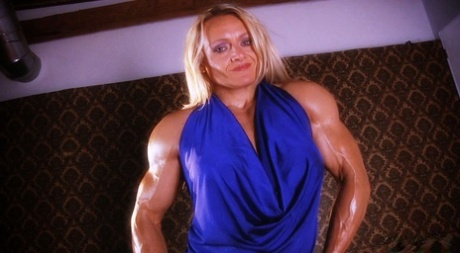 Non nude blonde bodybuilder Brigita Brezovac oils up for candid shoot 10219343