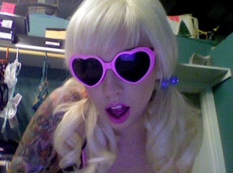Tattooed blonde Lynn Pops appears fully clothed and bare naked on a webcam 30325819
