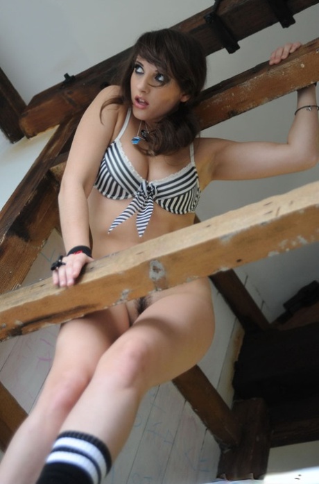 Solo girl Amy Wilson takes her time getting naked in the shed 99461109