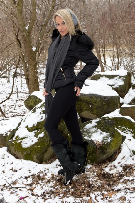 Big boobed amateur blonde Nikki Sims stripping down naked in the snow 91530568