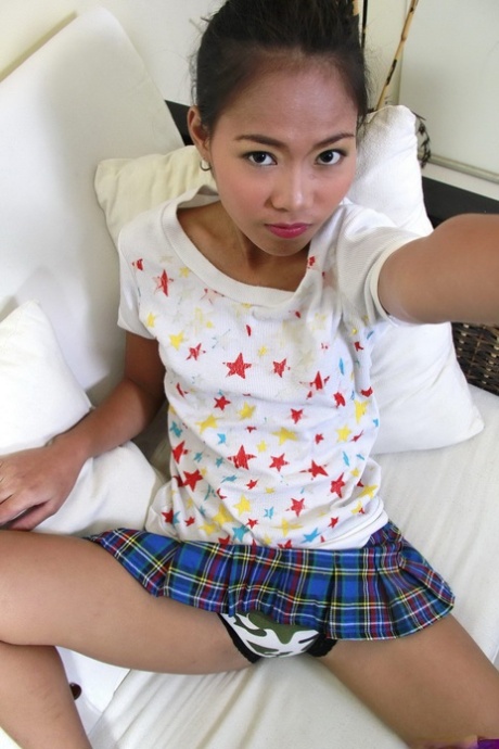 Sweet Asian 18 year old teen takes a photo of her cute tits and bald pussy 27722981