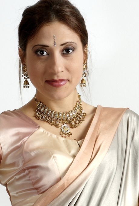 Indian female uncovers her tiny tits as she removes traditional clothing 59049107