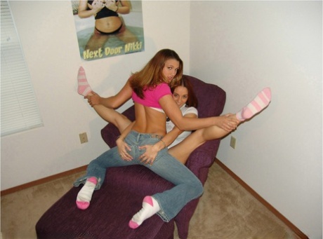 Amateur chick Nikki Sims and her lesbian girlfriend hump each other on a bed 95529554