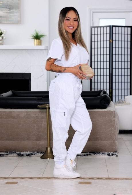 Blonde masseuse Linda Lan has interracial sex during a massage 68741522
