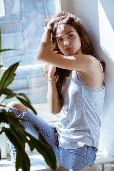Teen babe shedding ripped jeans on way to spreading shaved vagina 61898742