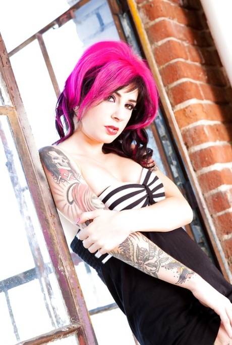 Amateur tattooed babe with pink hair and inviting trimmed pussy 25549517