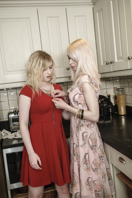 Satine Spark knows how to make Ashleigh Doll's cunt really wet 54839017