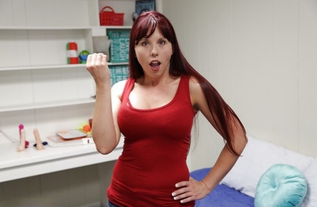 Super luscious redhead cougar Amber Chase strips off to show her great curves 28856658