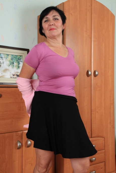 Mature plumper slips out her skirt and pretties to show off her hairy muff 61797182