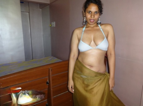 Indian woman lets a boob slip loose from her bra while being a tease 93407142